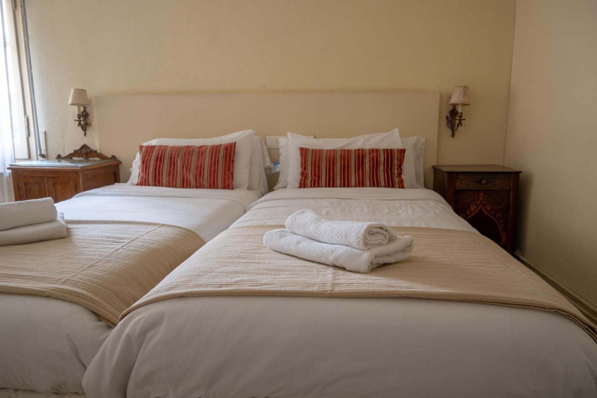 Flora Bed & Breakfast Banyoles Exterior photo