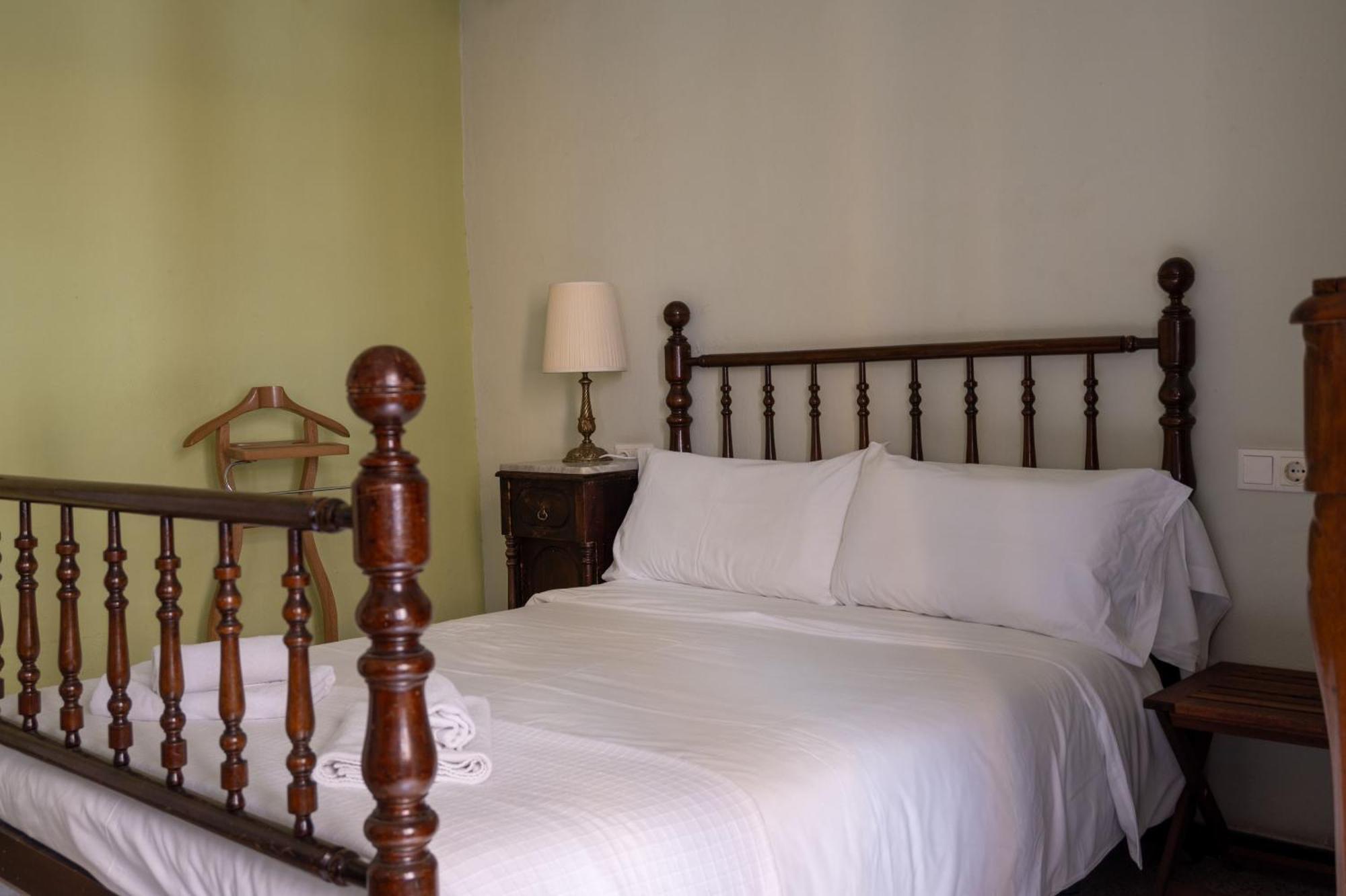Flora Bed & Breakfast Banyoles Exterior photo